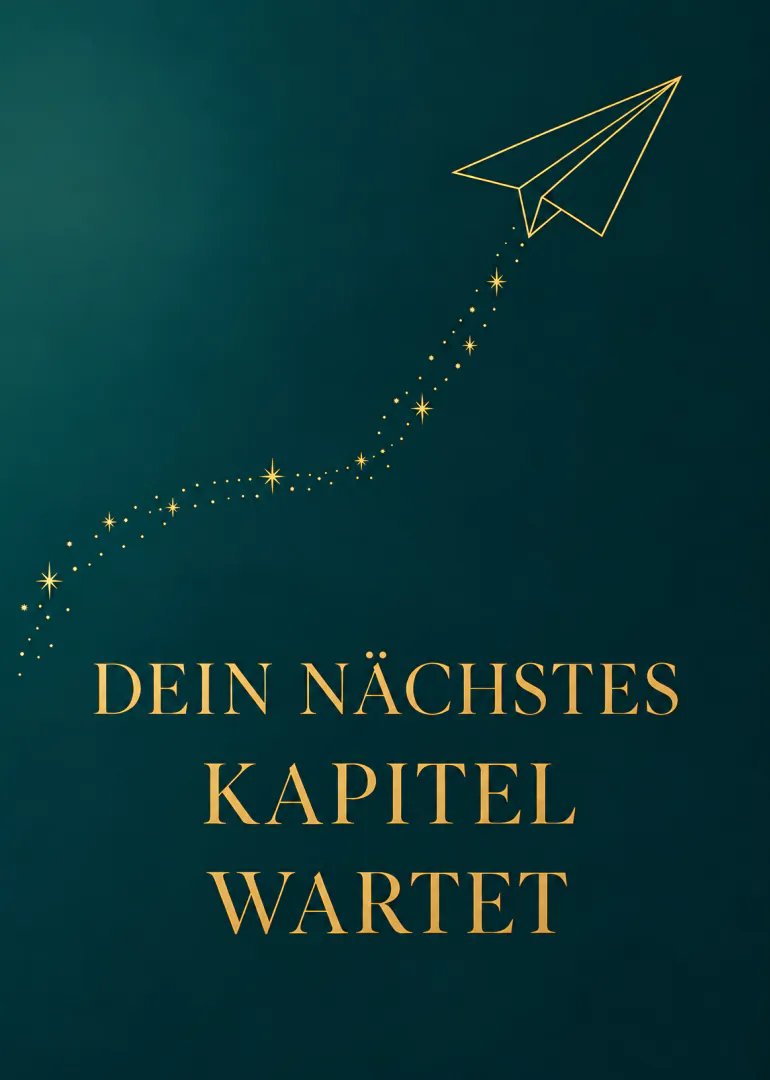Dunkelgrüne Karte mit goldenem Papierflieger, Sternenspur und dem Schriftzug „DEIN NÄCHSTES KAPITEL WARTET“ in Gold.