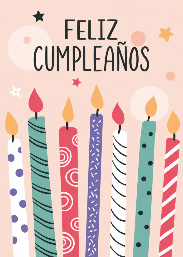 Tarjeta rosa con el texto «FELIZ CUMPLEAÑOS» y siete velas de colores encendidas.