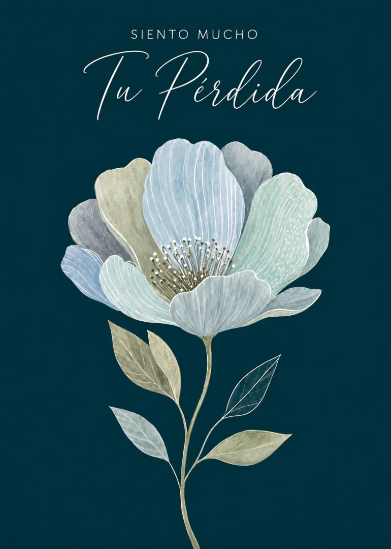 Tarjeta de condolencias con una gran flor azul de pétalos texturizados sobre fondo azul oscuro.