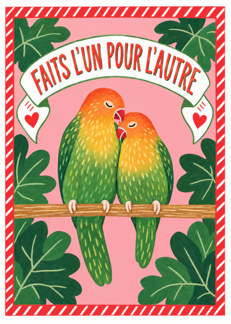 Carte rose avec deux perroquets verts et orange enlacés sur une branche, sous le texte « FAITS L’UN POUR L’AUTRE ».