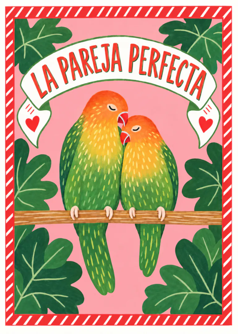 Tarjeta rosa con dos agapornis sobre una rama, hojas tropicales, corazones y el texto «LA PAREJA PERFECTA».