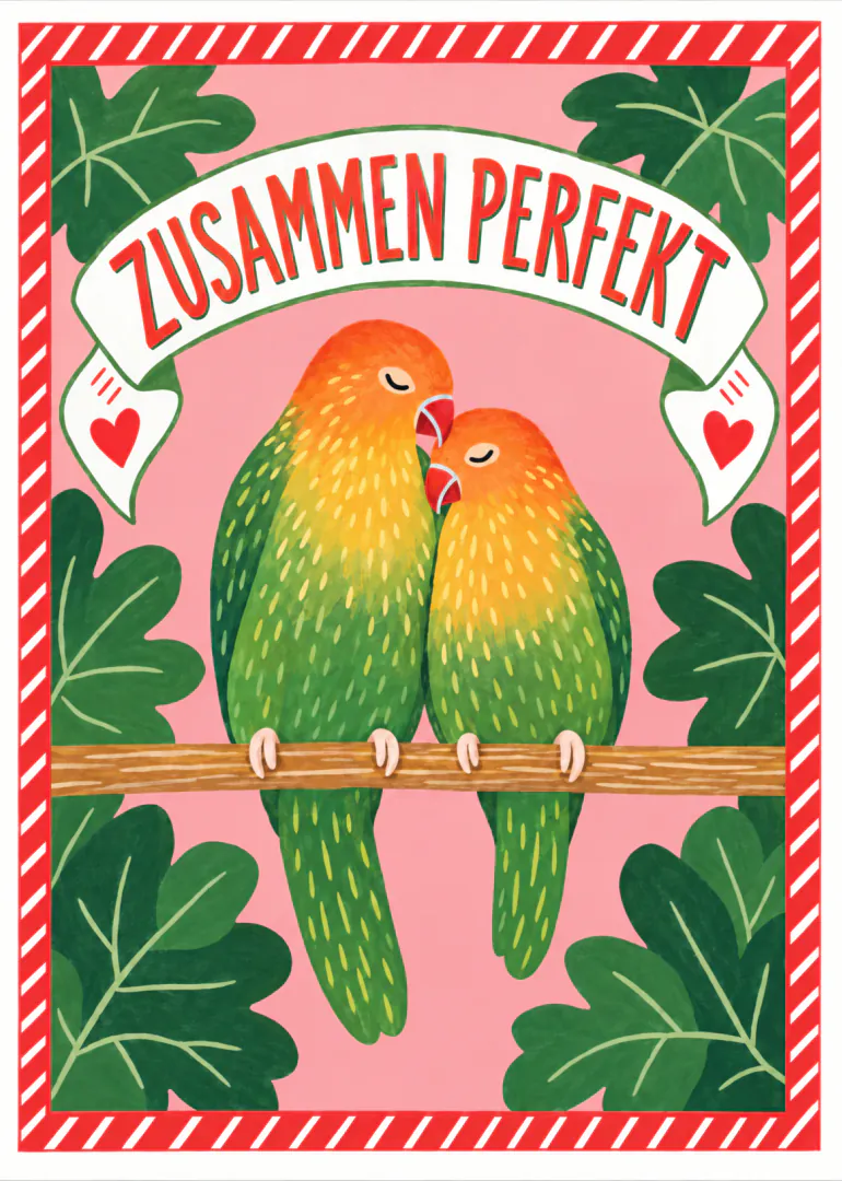 Illustrierte Karte mit zwei kuschelnden grün-gelben Papageien, Blättern, Herzen und dem Schriftzug „ZUSAMMEN PERFEKT“.