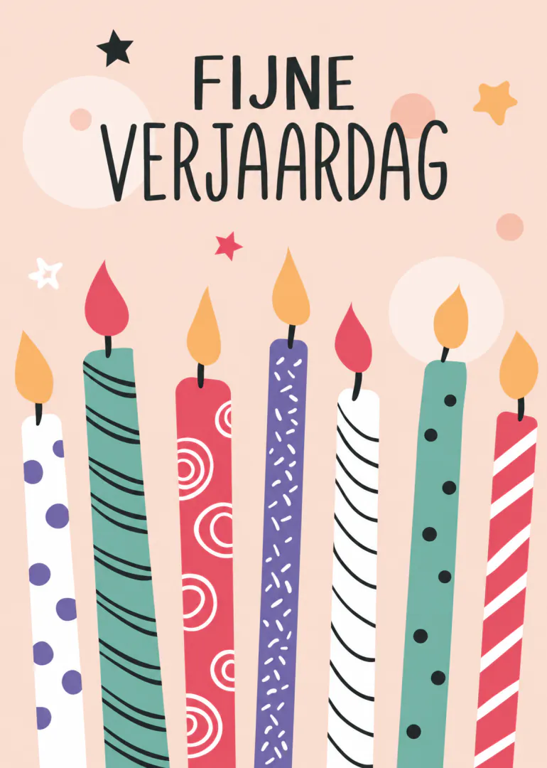 Roze verjaardagskaart met de tekst ‘FIJNE VERJAARDAG’ en zes kleurrijke brandende kaarsen.