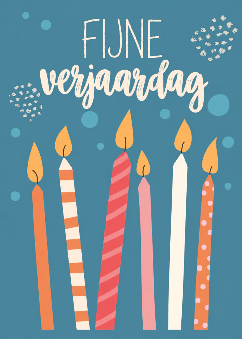 Blauwe verjaardagskaart met de tekst ‘FIJNE verjaardag’ en zes kleurrijke brandende kaarsen.