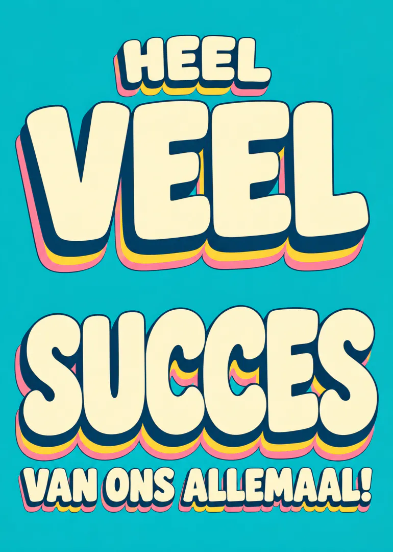 Turquoise kaart met grote crèmekleurige retroletters en de tekst: Heel veel succes van ons allemaal!