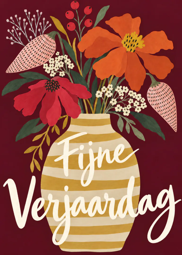Bordeauxrode kaart met een gestreepte vaas, een kleurrijk veldboeket en de tekst Fijne Verjaardag.