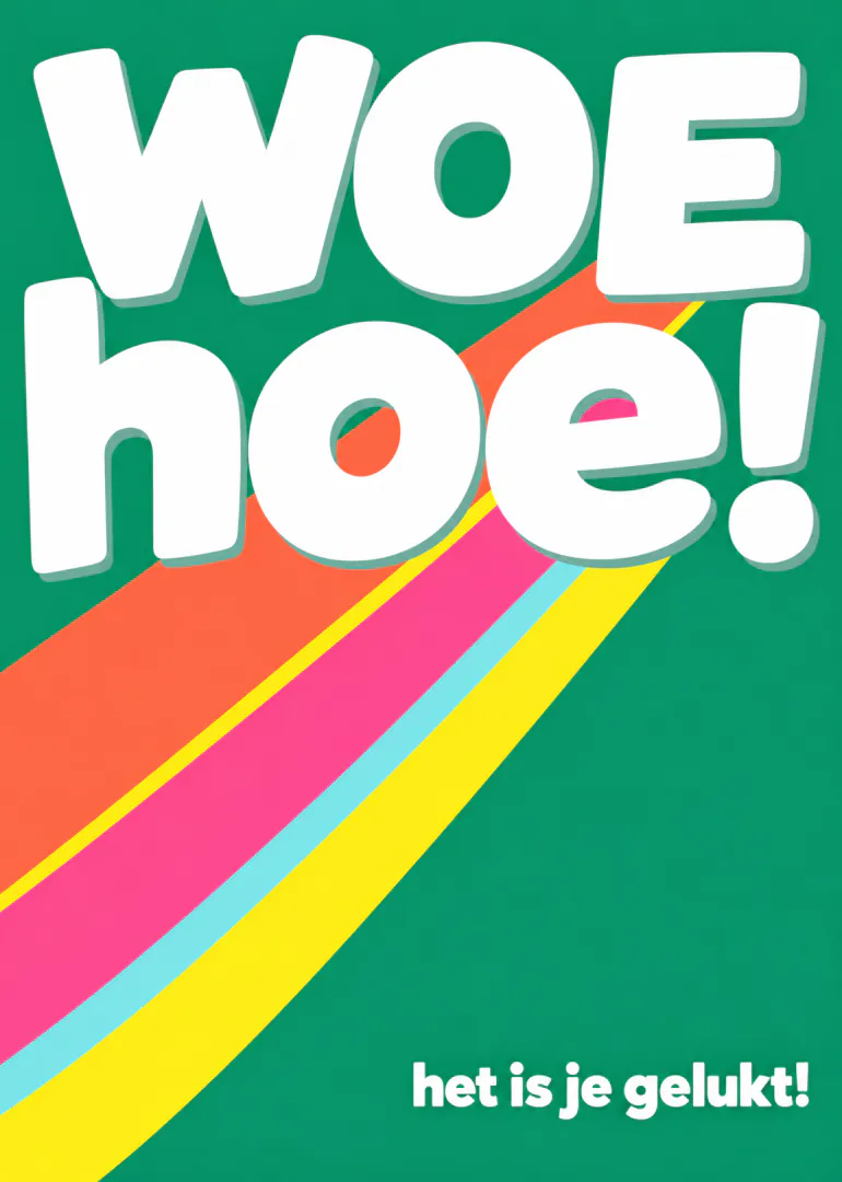 Groene kaart met grote witte letters, kleurrijke diagonale strepen en de tekst ‘WOE hoe! het is je gelukt!’.