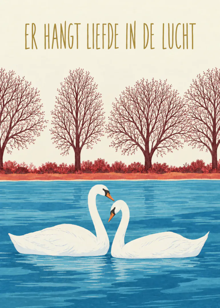 Romantische kaart met twee witte zwanen op blauw water, kale bomen en de tekst Er hangt liefde in de lucht.