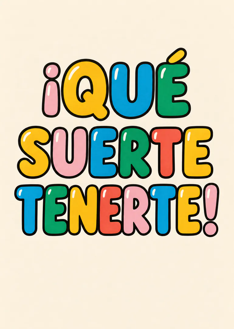 Tarjeta de fondo crema con el mensaje «¡QUÉ SUERTE TENERTE!» en letras grandes y coloridas.