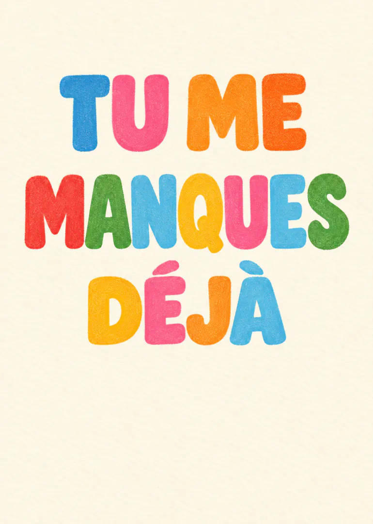 Carte crème avec le message coloré « TU ME MANQUES DÉJÀ » en grandes lettres arrondies.