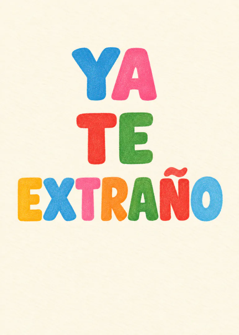Tarjeta de fondo crema con el mensaje «YA TE EXTRAÑO» en letras grandes y multicolores.