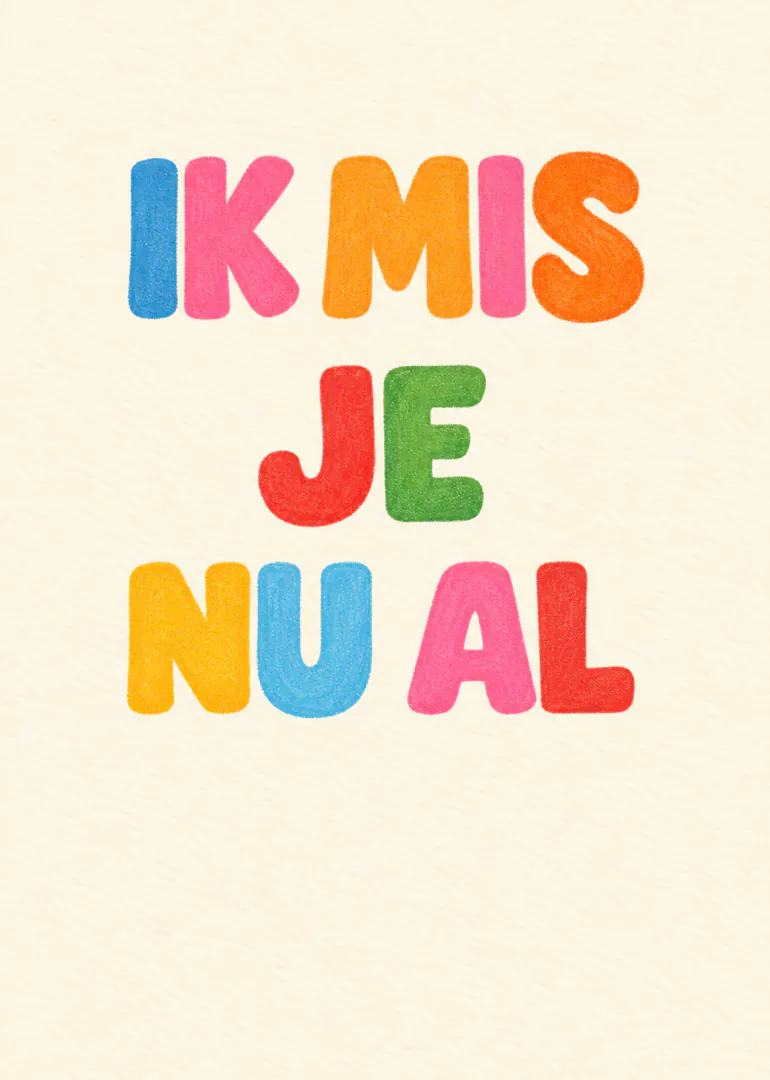 Crèmekleurige kaart met de tekst ‘IK MIS JE NU AL’ in grote, kleurrijke letters.