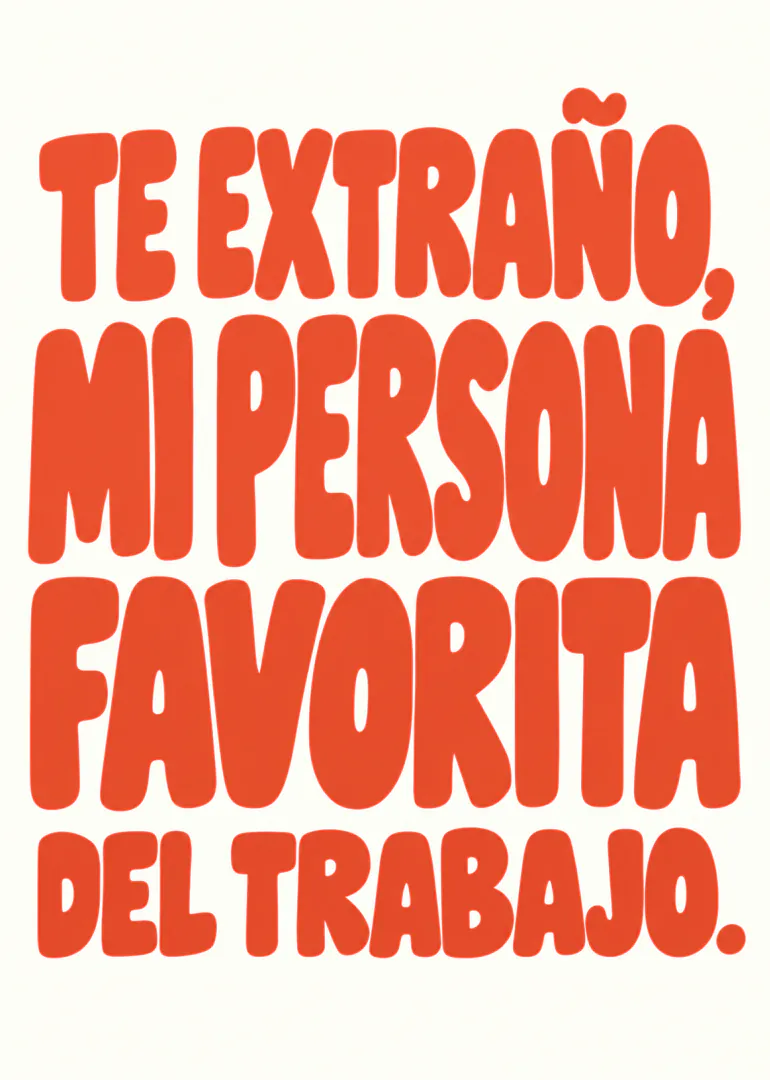 Tarjeta blanca con letras grandes rojas que dicen «TE EXTRAÑO, MI PERSONA FAVORITA DEL TRABAJO.»