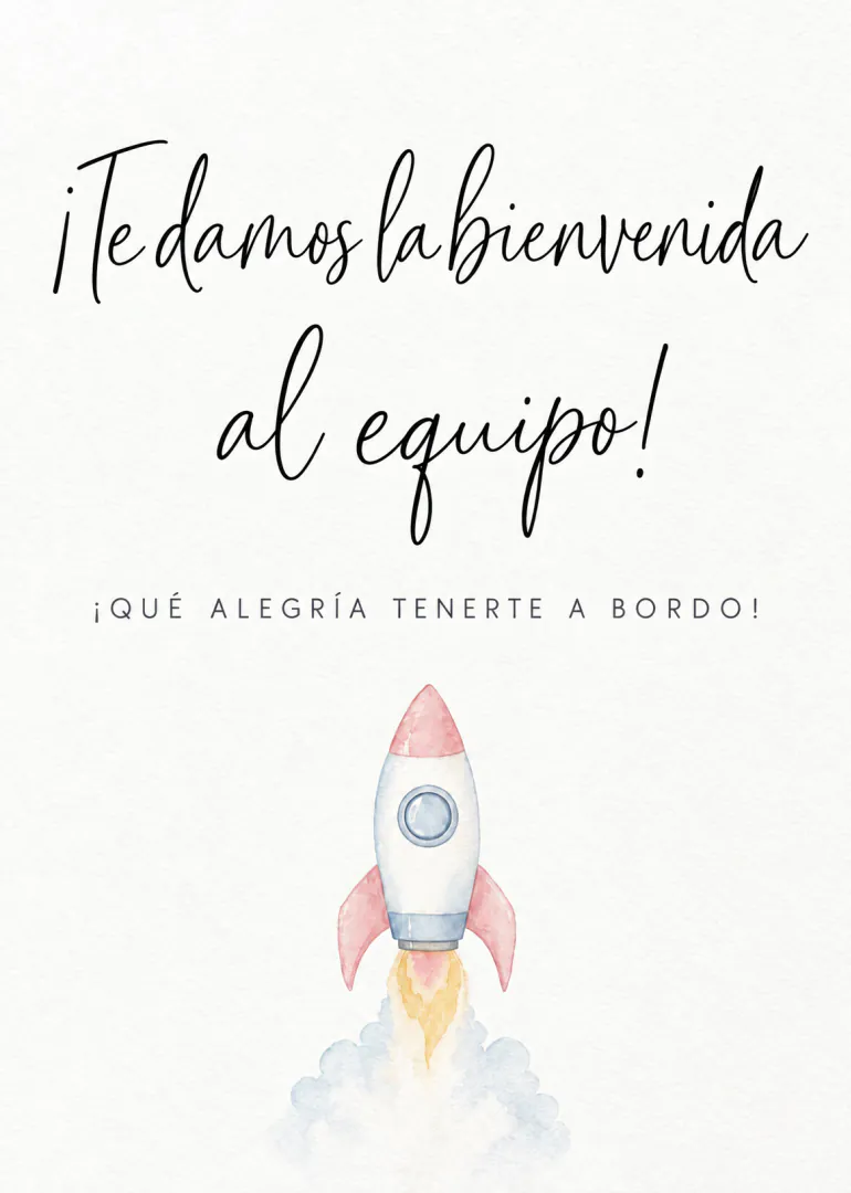 Tarjeta blanca con mensaje de bienvenida al equipo en caligrafía negra y un pequeño cohete rosa y azul en acuarela.