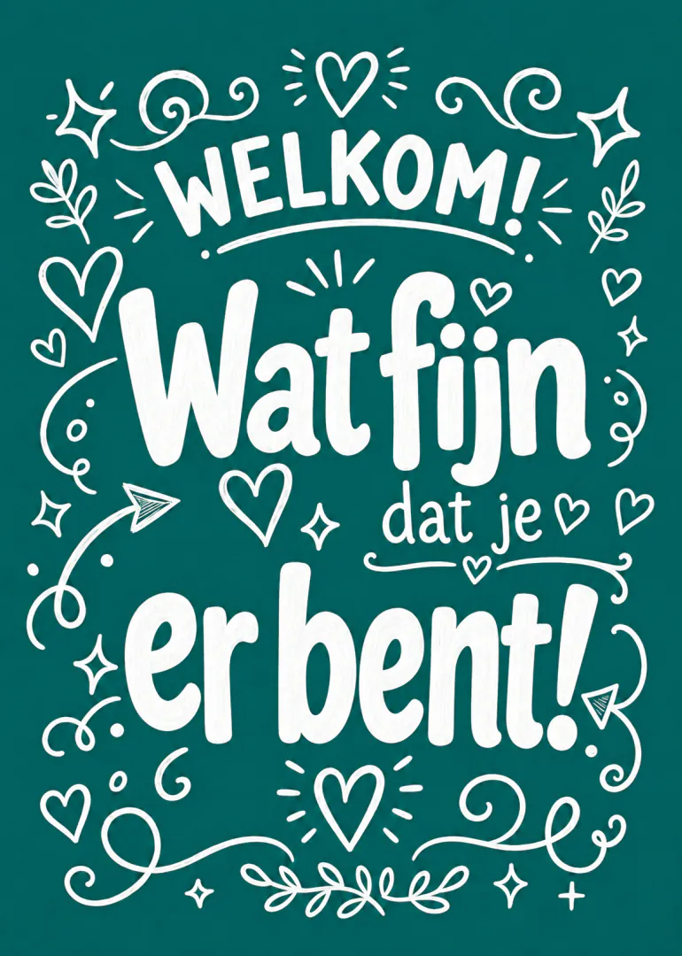 Groenblauwe welkomstkaart met witte handgeschreven tekst, hartjes, sterretjes en sierlijke krullen.
