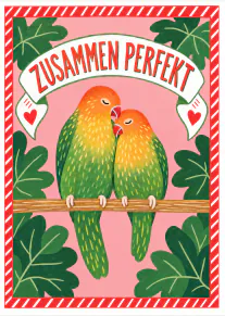 Illustrierte Karte mit zwei kuschelnden grün-gelben Papageien, Blättern, Herzen und dem Schriftzug „ZUSAMMEN PERFEKT“.