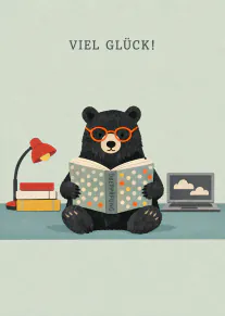 Illustration eines Bären mit orangefarbener Brille, der ein Prüfungsheft liest, neben Lampe, Büchern und Laptop.