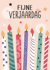 Roze verjaardagskaart met de tekst ‘FIJNE VERJAARDAG’ en zes kleurrijke brandende kaarsen.