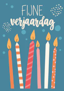 Blauwe verjaardagskaart met de tekst ‘FIJNE verjaardag’ en zes kleurrijke brandende kaarsen.