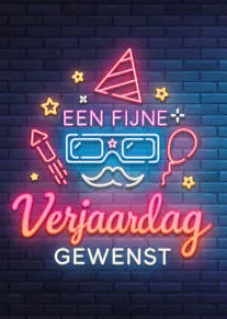 Donkere bakstenen muur met kleurrijke neonletters en feestelijke iconen voor een verjaardag.