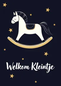 Donkerblauw geboortekaartje met een wit schommelpaard, gouden sterren en de tekst ‘Welkom Kleintje’.