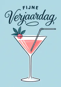 Lichtblauwe verjaardagskaart met sierlijke tekst, een roze cocktail en fruitgarnituur.