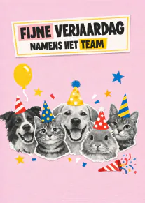 Roze verjaardagskaart met feesthoedjes dragende huisdieren en de tekst ‘FIJNE VERJAARDAG NAMENS HET TEAM’.