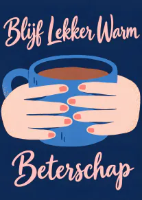 Donkerblauwe kaart met roze tekst, twee handen rond een blauwe mok en de woorden Blijf Lekker Warm Beterschap.