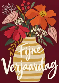 Bordeauxrode kaart met een gestreepte vaas, een kleurrijk veldboeket en de tekst Fijne Verjaardag.