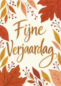 Verjaardagskaart met de tekst ‘Fijne Verjaardag’, omringd door bladeren en bessentakken in herfstkleuren.