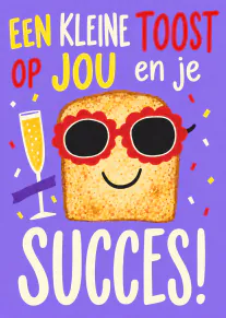 Paarse kaart met een lachende boterham met rode bloemvormige zonnebril, een glas bubbels en de tekst: Een kleine toast op jou en je succes!