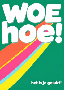 Groene kaart met grote witte letters, kleurrijke diagonale strepen en de tekst ‘WOE hoe! het is je gelukt!’.