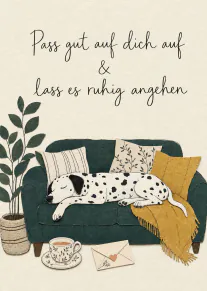 Illustrierte Karte mit schlafendem Dalmatiner auf grünem Sofa, Teetasse und dem Spruch „Pass gut auf dich auf & lass es ruhig angehen“
