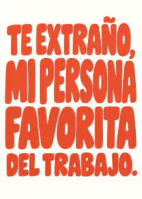 Tarjeta blanca con letras grandes rojas que dicen «TE EXTRAÑO, MI PERSONA FAVORITA DEL TRABAJO.»