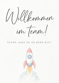Weiße Willkommenskarte mit schwarzer Schreibschrift und einer zart gemalten rosa-blauen Rakete.