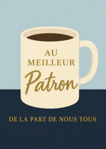 Grande tasse de café crème portant le message « AU MEILLEUR Patron », sur fond bleu pâle et bleu marine.