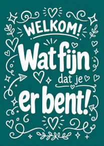 Groenblauwe welkomstkaart met witte handgeschreven tekst, hartjes, sterretjes en sierlijke krullen.