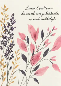 Crèmekleurige kaart met roze en paarse aquarelbloemen en een troostende Nederlandse tekst.